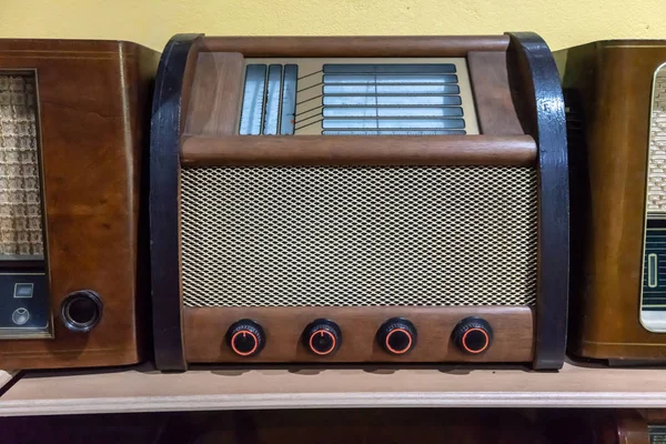 Retro Uitzending Radio Ontvanger Houten Plank Tegen Gele Muur Achtergrond — Stockfoto