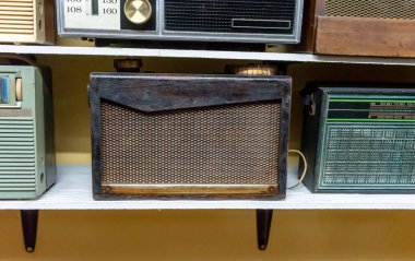 Retro Yayın Radyo alıcıları sarı b karşı ahşap raf