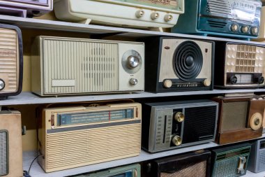Retro Yayın Radyo alıcıları sarı b karşı ahşap raf