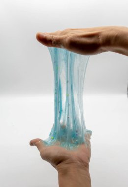 El strecthing şeffaf mavi glitter izole üzerinde beyaz sümük