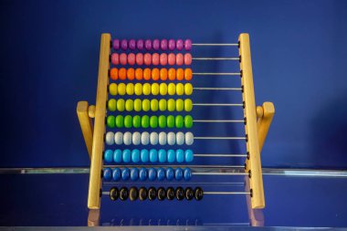 Karanlık blu karşı becerilerini öğrenmek için renkli ahşap çocuk oyuncakları