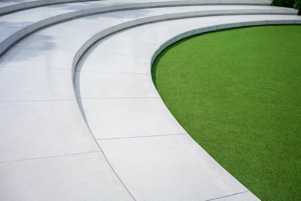 Césped verde artificial con escaleras de hormigón blanco para la naturaleza —  Fotos de Stock