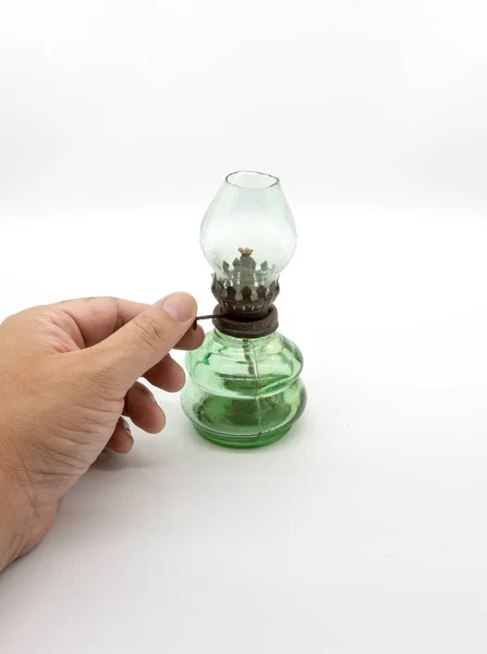 Lâmpada de óleo enferrujado vintage ou lanterna isolada no fundo branco — Fotografia de Stock