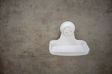 Beyaz plastik Sabunluk modern çimento duvara monte. 