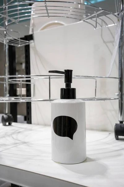 Vit keramik lotion flaskan dispenser med svart pratbubbla — Stockfoto
