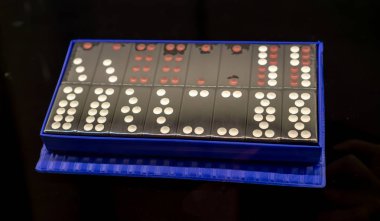 Siyah zemin üzerine mavi plastik ambalaj Domino.