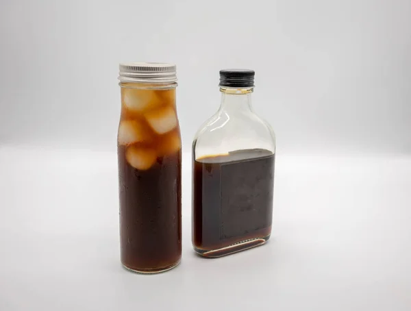 Cold Brew Café en botella de vidrio con tapa negra y hielo en cubo —  Fotos de Stock