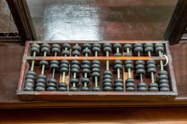 Ahşap arka plan üzerinde hesaplama için vintage abacus