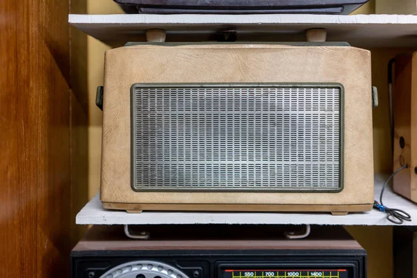 Vintage retro radio på trähylla. Retro-teknik. — Stockfoto