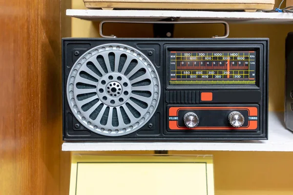 Vintage retro radio på trähylla. Retro-teknik. — Stockfoto