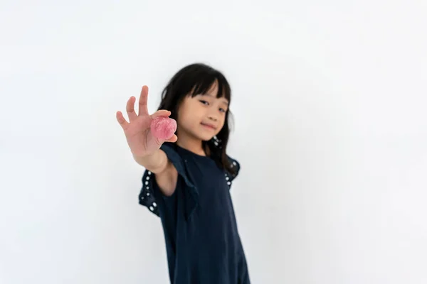 Забавная азиатка играет с розовой слизью. детство, досуг — стоковое фото