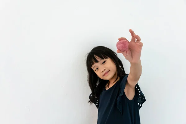 Gadis Asia lucu bermain dengan lendir merah muda. masa kecil, waktu luang con — Stok Foto