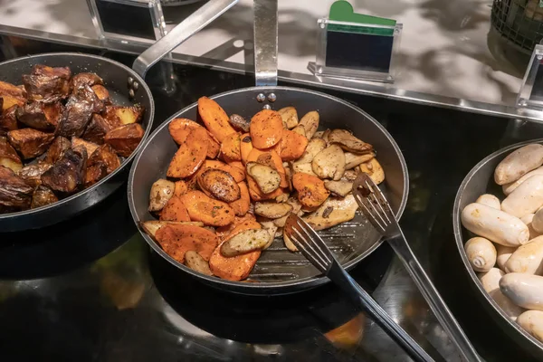 Cogumelo grelhado Eryngi e cenoura na frigideira. Detalhe do buffet — Fotografia de Stock