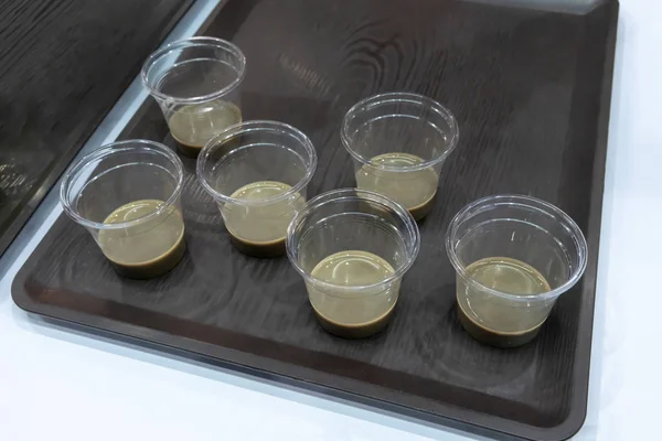 Chá com amostra de leite em recipiente de plástico transparente — Fotografia de Stock