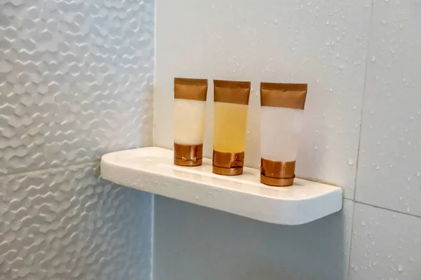 Shampoo, conditioner en douchegel op plastic buis in Bad — Stockfoto