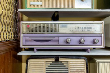 Retro Vintage radyo ahşap raf. Retro teknoloji.