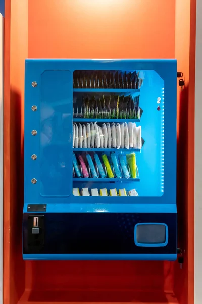 Automat do przekąsek w kolorze niebieskim i czarnym metalowym schemacie — Zdjęcie stockowe
