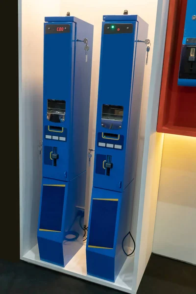 Máquina de cambio de billetes en color azul . —  Fotos de Stock