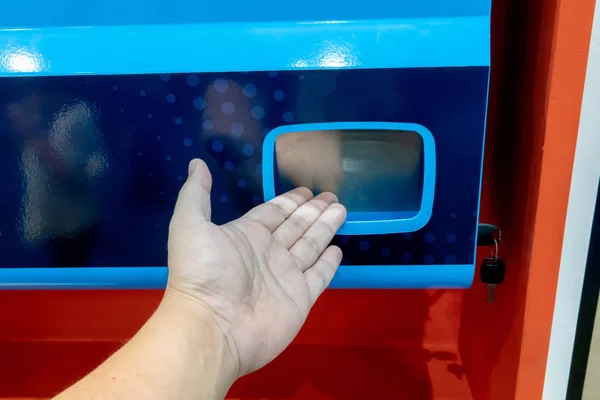 Człowiek ręka czekając na przekąskę z Snack automat. — Zdjęcie stockowe