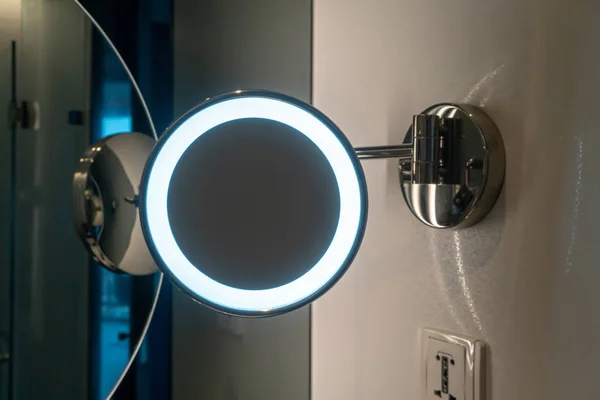 Espejo de forma circular con montura de luz led en la pared en el baño — Foto de Stock