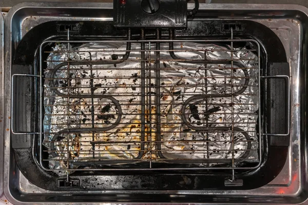 Schmutziger Elektrogrill in Metallschale in Industrieküche — Stockfoto