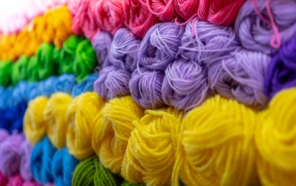 Colorido hilo grande en la tienda. Hilados coloridos para bordar . — Foto de Stock