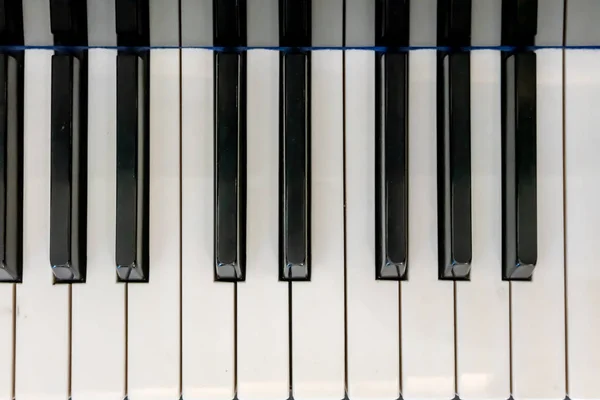Primo piano dei tasti del pianoforte in vista dall'alto . — Foto Stock