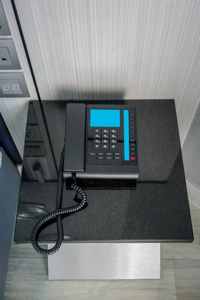 Teléfono negro en el moderno escritorio de granito negro en el dormitorio . — Foto de Stock