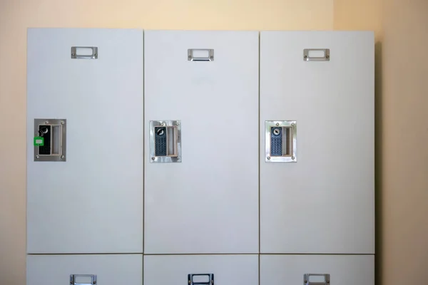 Primer plano en los casilleros en el gimnasio contra fondo blanco . — Foto de Stock