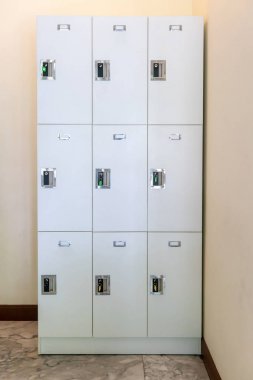 beyaz arka plan karşı spor salonunda dolap üzerinde yakın.