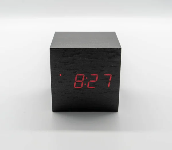 Ψηφιακό ξύλινο ρολόι απομονώνεται σε λευκό φόντο. — Φωτογραφία Αρχείου