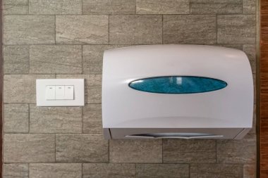 Beyaz kutu mendil tuvalet veya tuvalet duvarda asılı