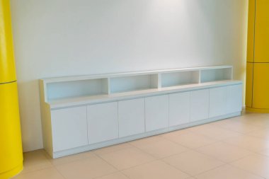 Beyaz arka plana karşı boş raflı modern gardırop.