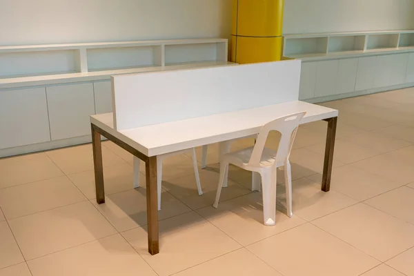 Білий порожній стіл з перегородкою в сучасному офісному інтер'єрі . — стокове фото