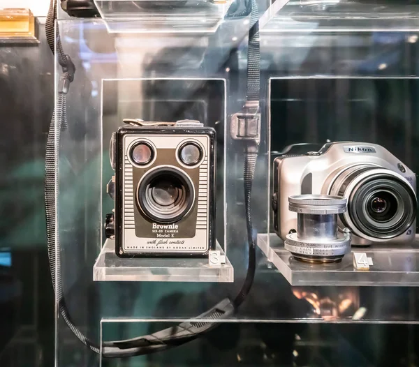 Vinobraní fotoaparát (Brownie 6-20 model E) se zobrazí ve skleněném štu — Stock fotografie