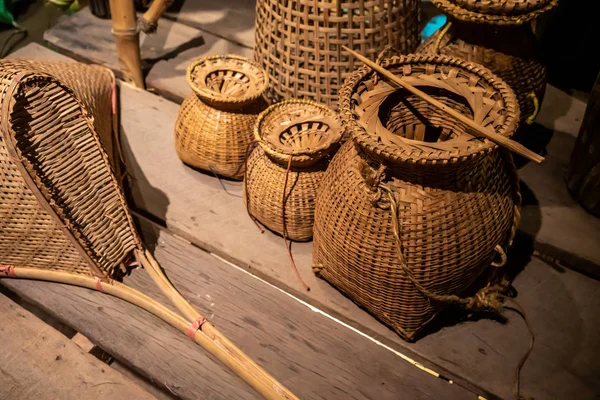 Cesta de vime é tailandês artesanal. é tecido de textura de bambu para b — Fotografia de Stock