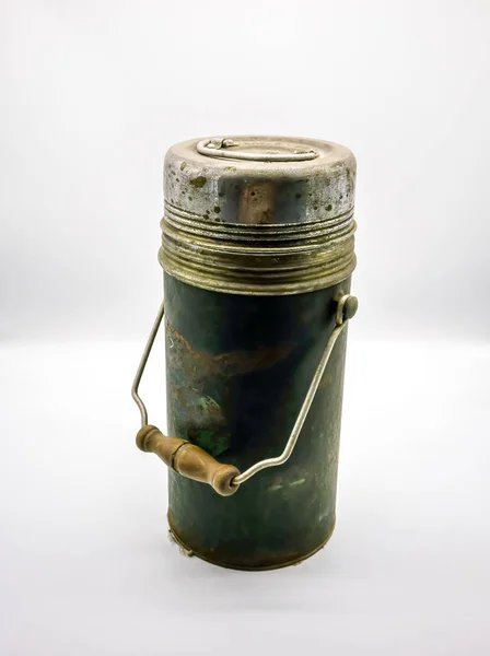 Ржавый металлический кулер для воды или бутылка, изолированные на белом — стоковое фото