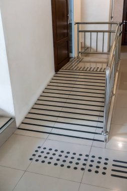 Destek tekerlekli sandalye di için paslanmaz çelik korkuluk ile Rampa yolu