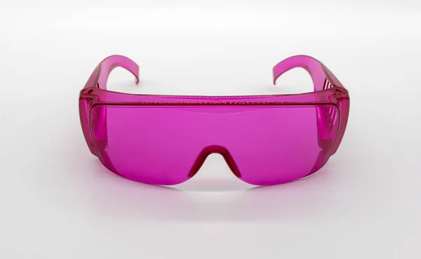 Roze kunststof mode bril geïsoleerd op wit — Stockfoto