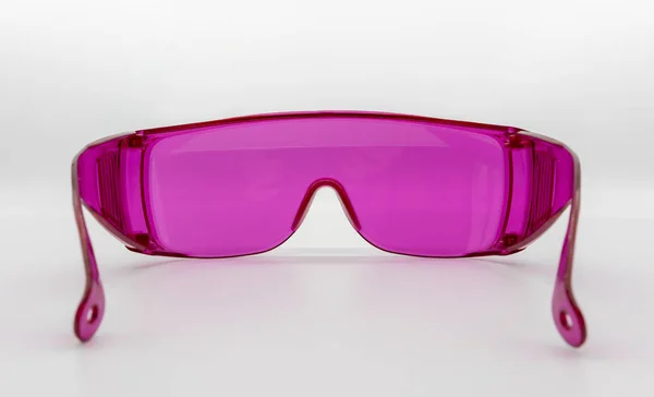 Gafas de moda de plástico rosa aisladas en blanco —  Fotos de Stock