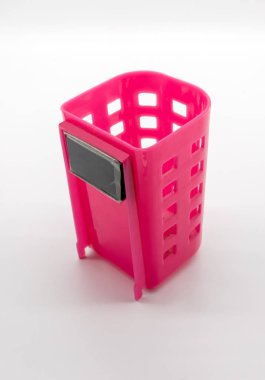 Pembe plastik çok amaçlı konteyner beyaz izole 