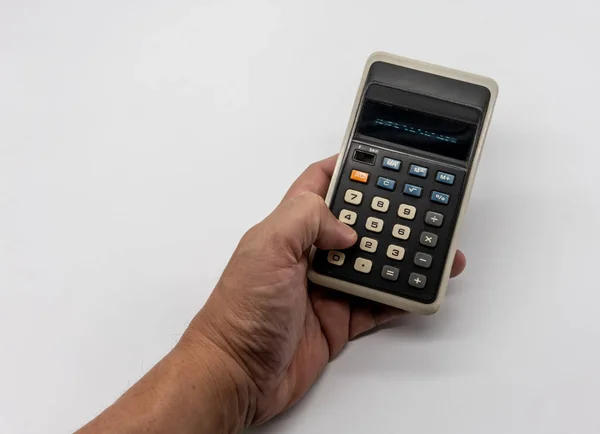 Mão segurando a calculadora vintage isolada em branco — Fotografia de Stock