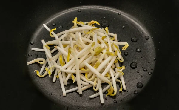 Τηγανίστε φύτρες φασολιών σε τηγάνι απομονωμένο σε λευκό — Φωτογραφία Αρχείου