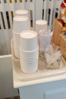 Stack kahve beyaz kağıt fincan Grubu, tra üzerinde logo koymak için alan