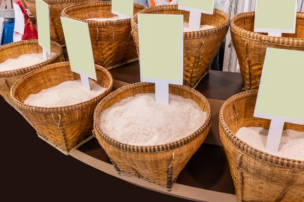 Thai jázmin rizs bambusz kosár polcon — Stock Fotó