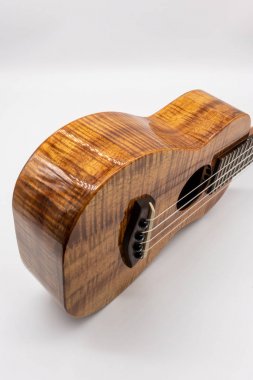Ukulele ile yan soundhole beyaz arka plan üzerinde izole 
