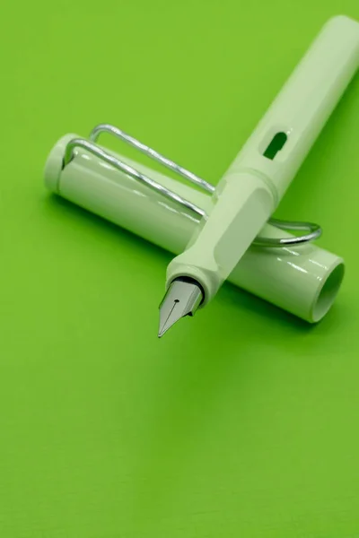 Penna calligrafica verde su sfondo verde con profondità di campo . — Foto Stock