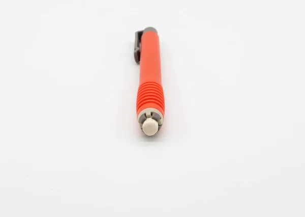 Borracha branca em forma de caneta na cor vermelha isolada no branco — Fotografia de Stock
