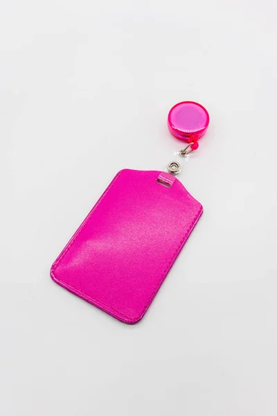 Identificação cartões de identificação de plástico em branco rosa com fecho e lanyar — Fotografia de Stock