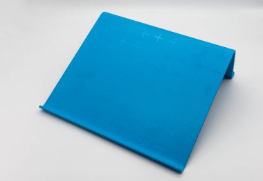 Mavi plastik tablet üzerindeki beyaz dijital tablet wh üzerinde izole